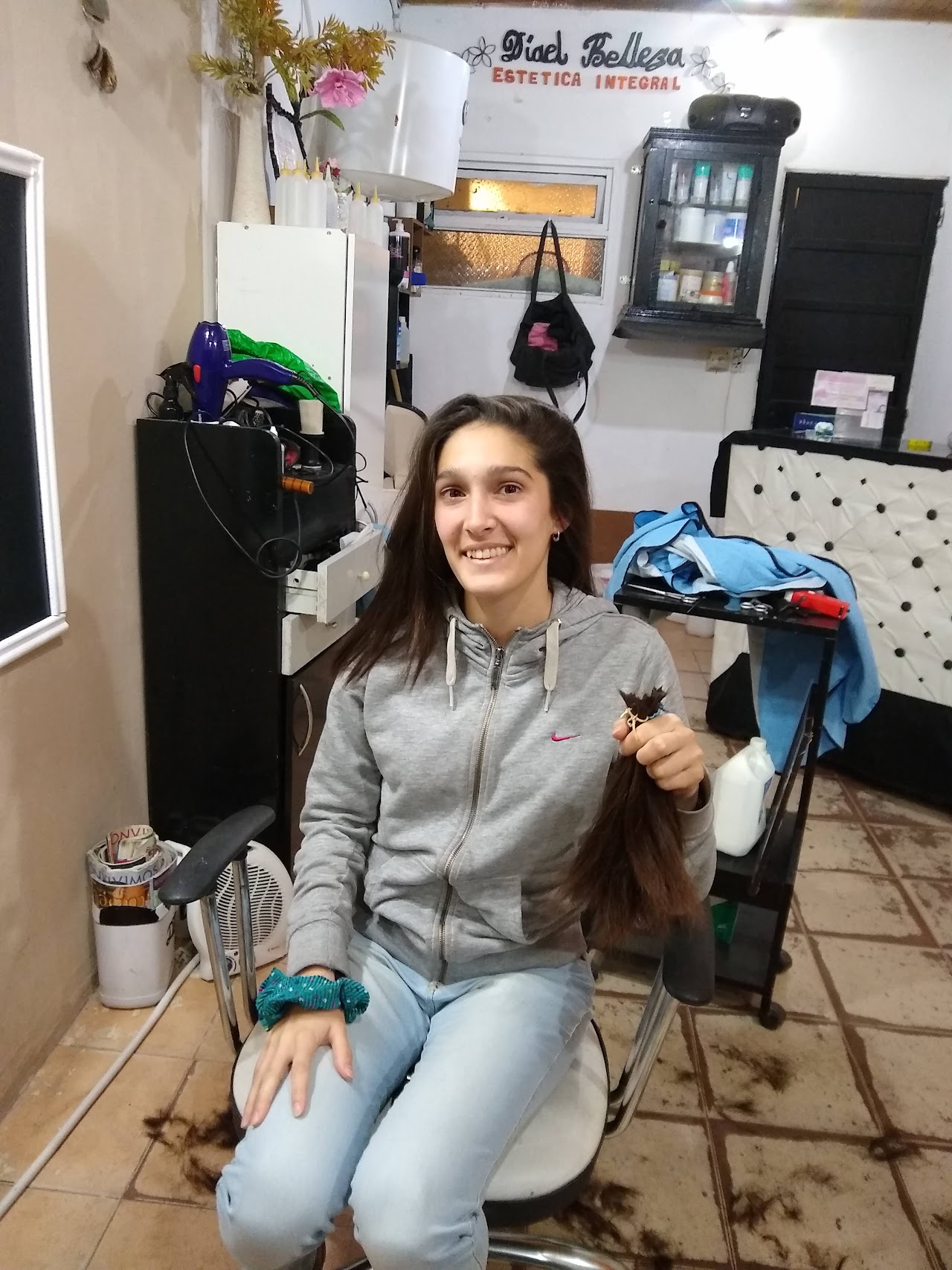 Interior cozy luxury salon DIAEL BELLEZA con espejo arqueado dorado y estación de estilismo